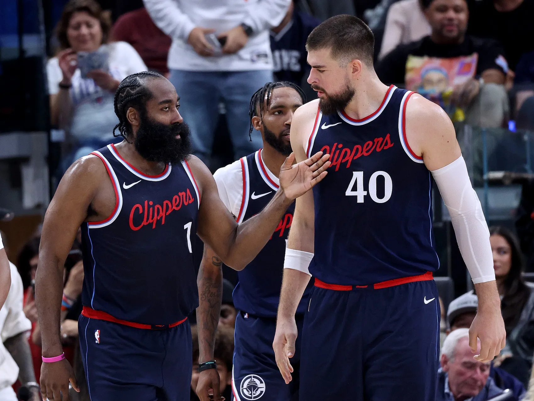 洛杉矶快船迎CBA季后赛关键赛；关键时刻主帅复盘；管理层满意；阵容厚度经受考验的简单介绍